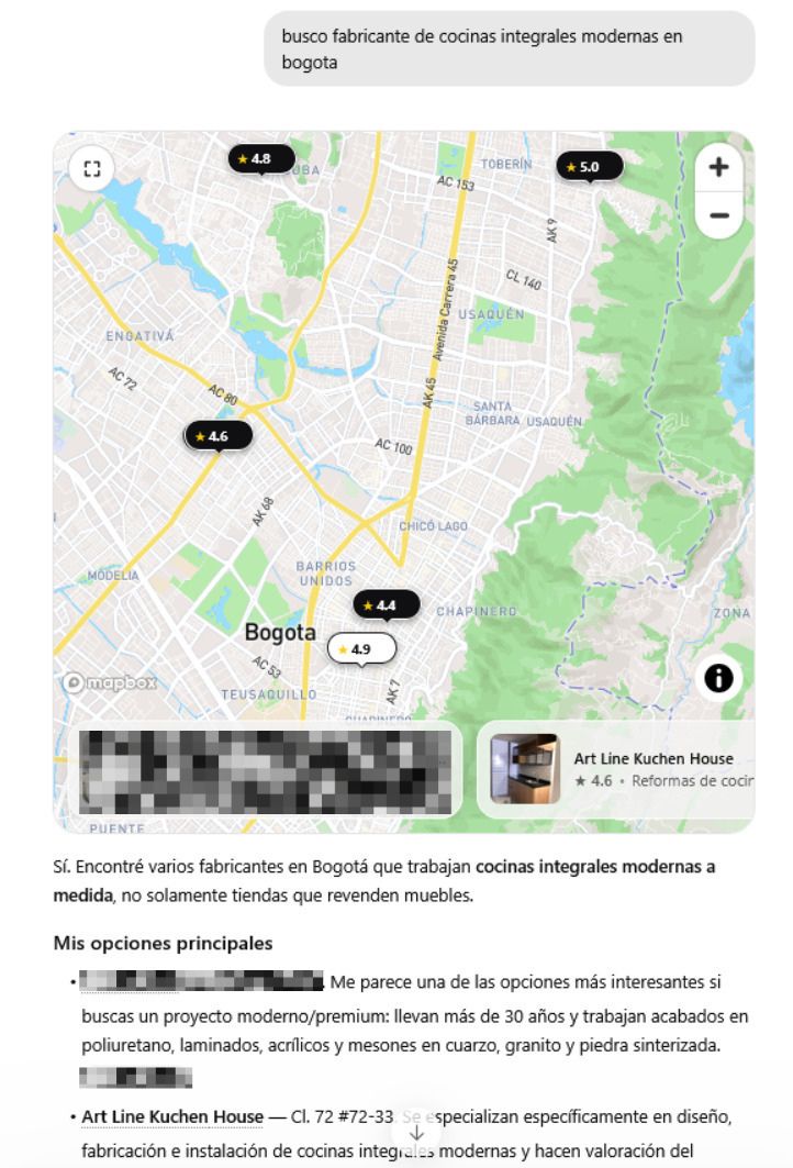 Persona que hace una búsqueda en ChatGPT en Bogotá sobre fabricantes de cocinas integrales.